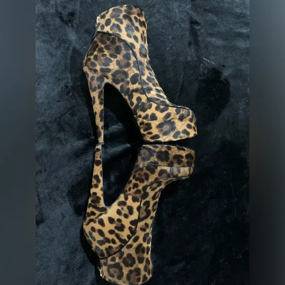 EUC💝💞Laurence Decade Ankle Boots.