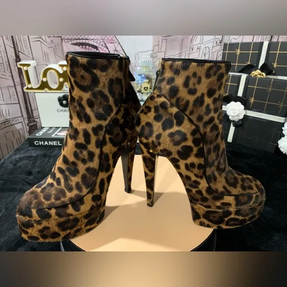 EUC💝💞Laurence Decade Ankle Boots.