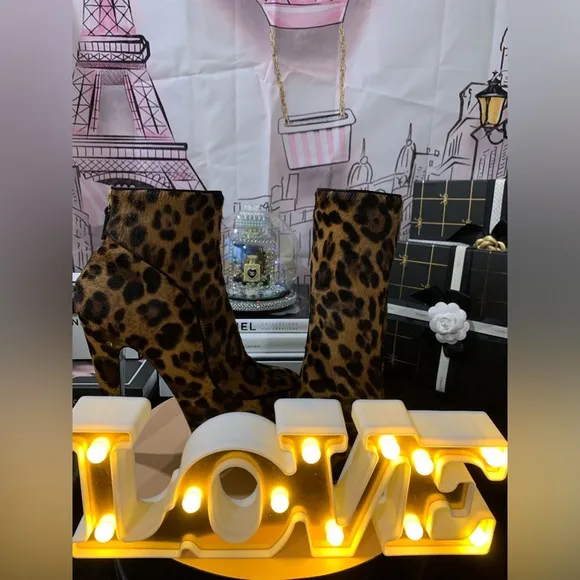 EUC💝💞Laurence Decade Ankle Boots.