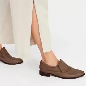 Free People Brady Pointed Toe Slip-On Loafer Size 38.5 - US 8.5 Leather Shooties