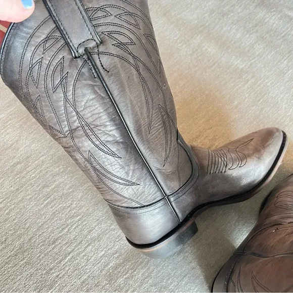 Frye Billy Pull On Leather Western Heel Boots in Smoke 7.5