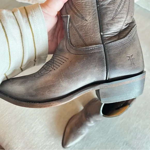 Frye Billy Pull On Leather Western Heel Boots in Smoke 7.5