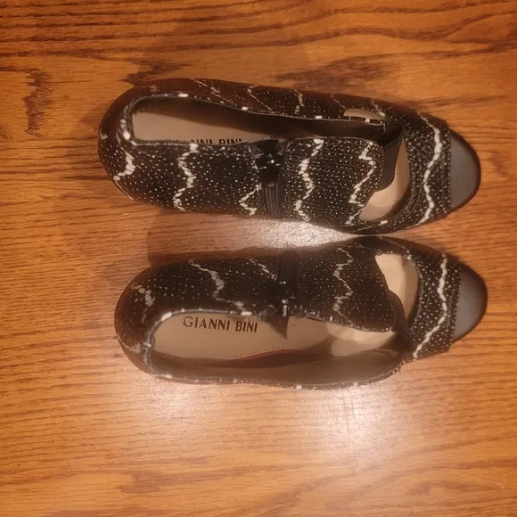 Gianni Bini Black White Genuine Leather Peep Toe Heels Sandals Shoes Size 8.5