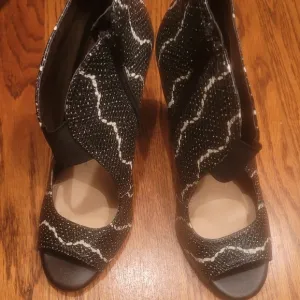 Gianni Bini Black White Genuine Leather Peep Toe Heels Sandals Shoes Size 8.5