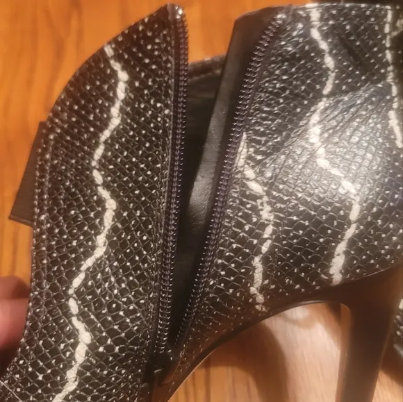 Gianni Bini Black White Genuine Leather Peep Toe Heels Sandals Shoes Size 8.5
