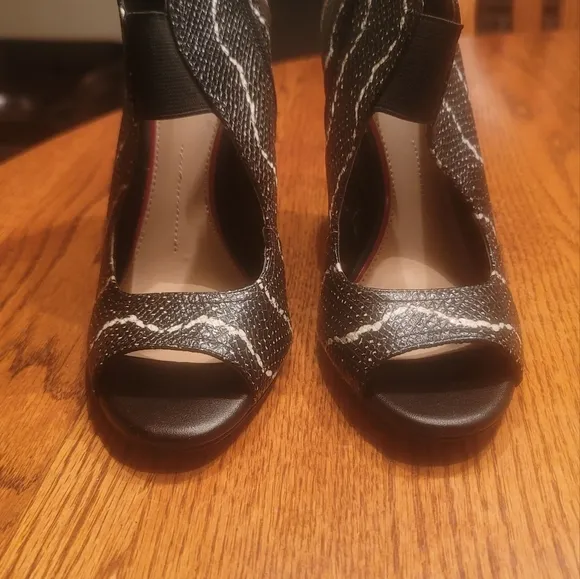 Gianni Bini Black White Genuine Leather Peep Toe Heels Sandals Shoes Size 8.5