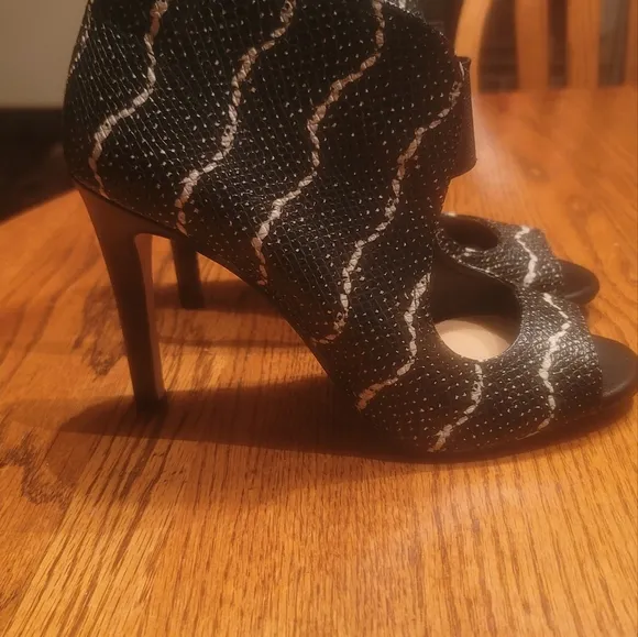 Gianni Bini Black White Genuine Leather Peep Toe Heels Sandals Shoes Size 8.5