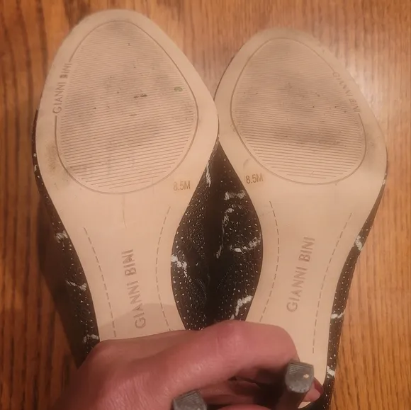 Gianni Bini Black White Genuine Leather Peep Toe Heels Sandals Shoes Size 8.5