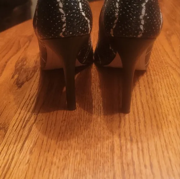 Gianni Bini Black White Genuine Leather Peep Toe Heels Sandals Shoes Size 8.5
