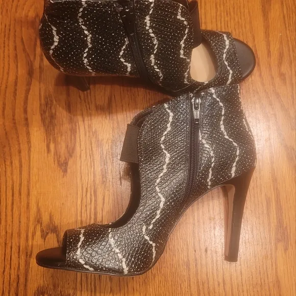 Gianni Bini Black White Genuine Leather Peep Toe Heels Sandals Shoes Size 8.5