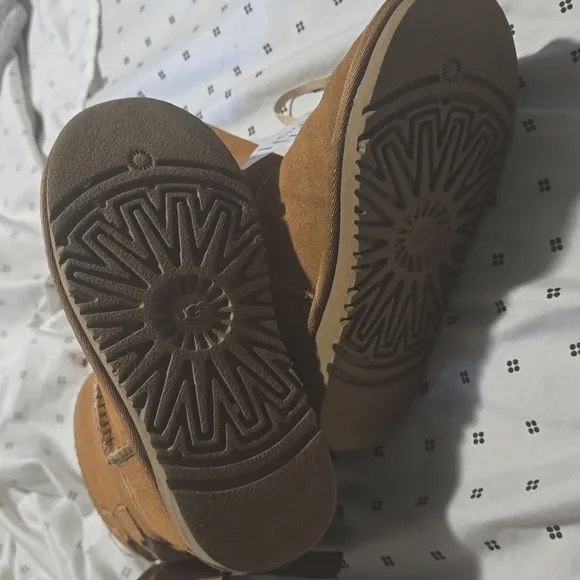 Girl's UGG Boots       bow defect READ DESCRIPTION
