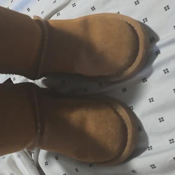 Girl's UGG Boots       bow defect READ DESCRIPTION