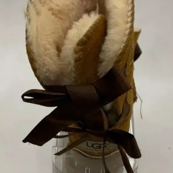 Girl's UGG Boots       bow defect READ DESCRIPTION