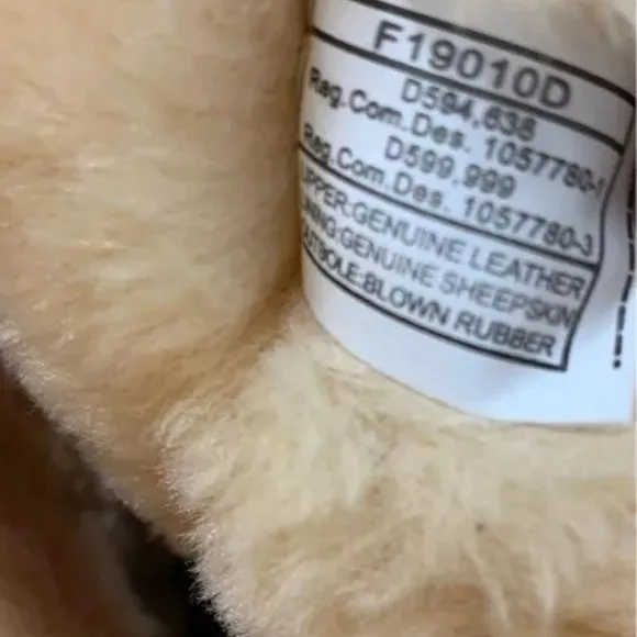 Girl's UGG Boots       bow defect READ DESCRIPTION