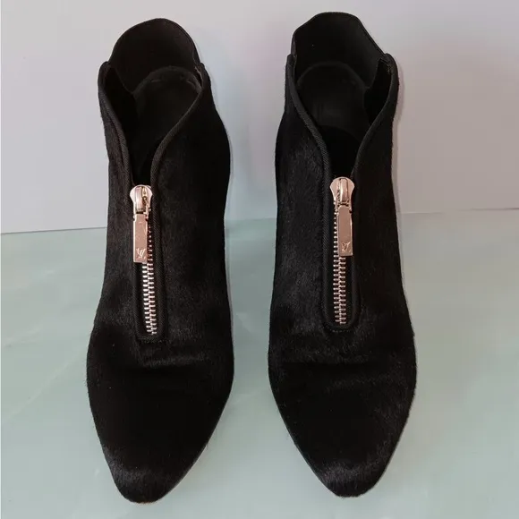 Gorgeous Louis Vuitton Black Ankle Booties with Zipper 😍❤️