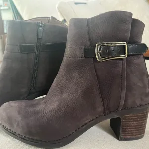 Gorgeous Women's Dansko Hartley Brown Ankle Boots size 39 (US 8/8.5) Like New!