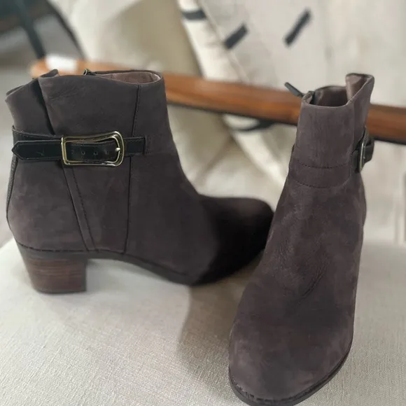 Gorgeous Women's Dansko Hartley Brown Ankle Boots size 39 (US 8/8.5) Like New!