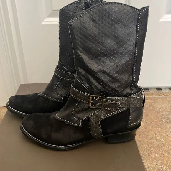 I have several pairs of these wonderful Italian boots. These are new!