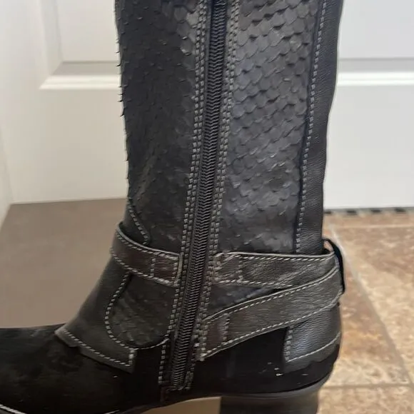 I have several pairs of these wonderful Italian boots. These are new!