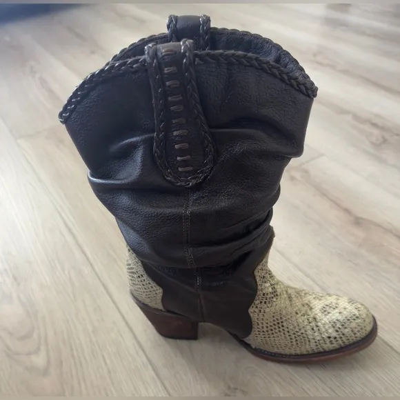 INDOMABLE,S Brown and Tan Heeled Boots with Classic Western Style