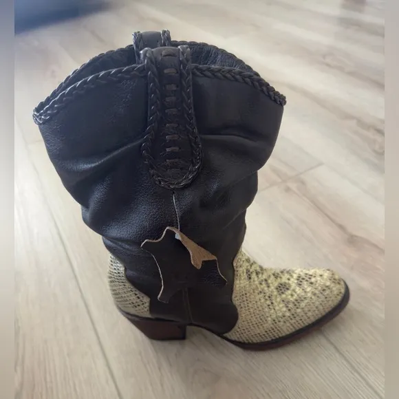 INDOMABLE,S Brown and Tan Heeled Boots with Classic Western Style