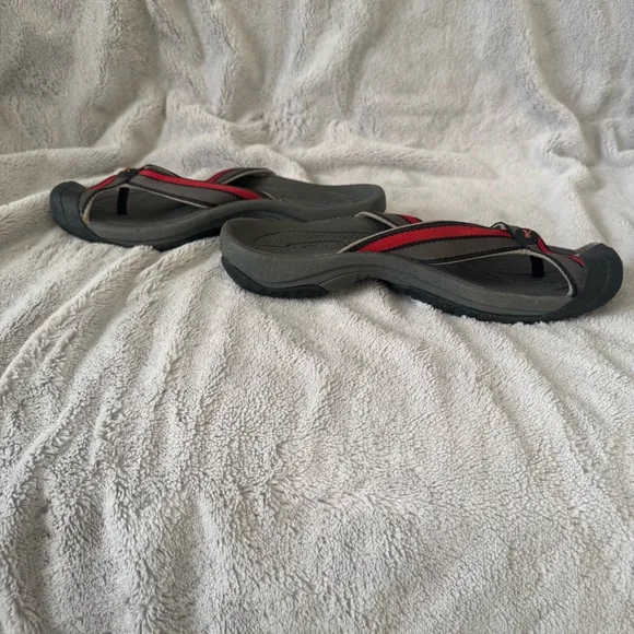 Keen Waimea Men’s Gray and Red Flip Flops Toe Protections Sandals Size 9.5