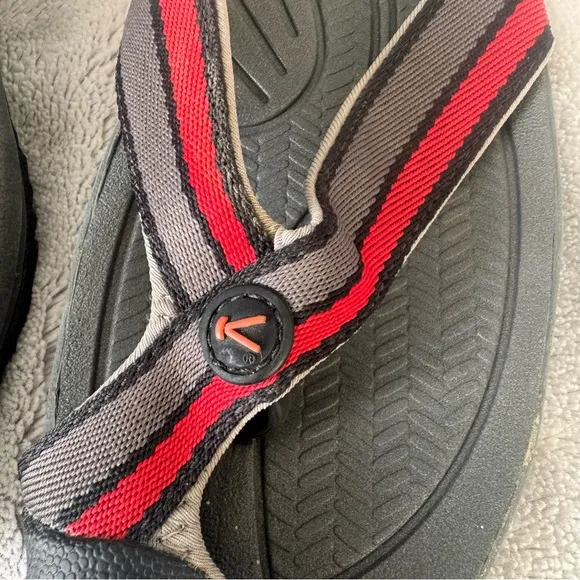 Keen Waimea Men’s Gray and Red Flip Flops Toe Protections Sandals Size 9.5