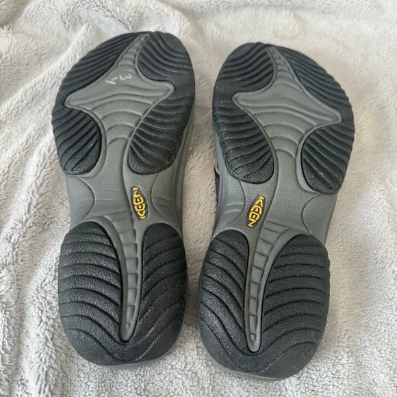 Keen Waimea Men’s Gray and Red Flip Flops Toe Protections Sandals Size 9.5