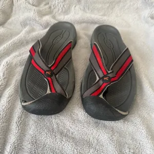 Keen Waimea Men’s Gray and Red Flip Flops Toe Protections Sandals Size 9.5