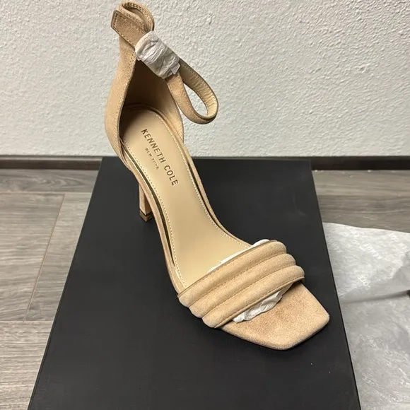 KENNETH COLE HART SANDAL/BUFF