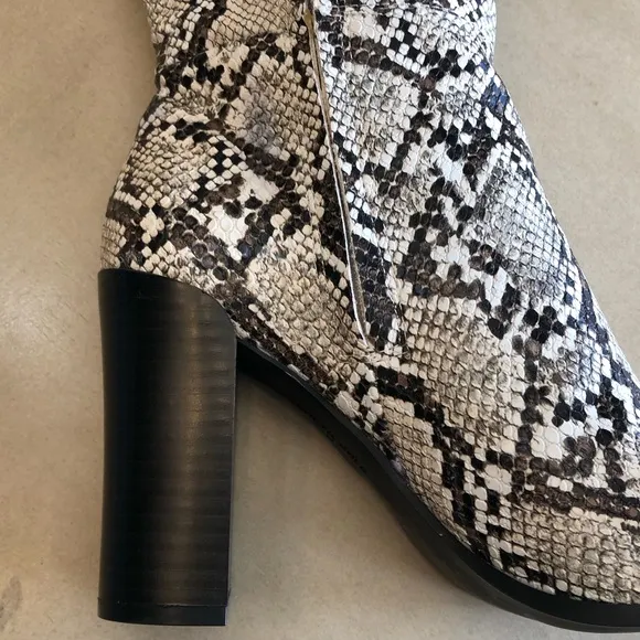 KENNETH COLE Womens Ivory Snake Skin-Print Justin Round Toe Block Heel Boots 6.5