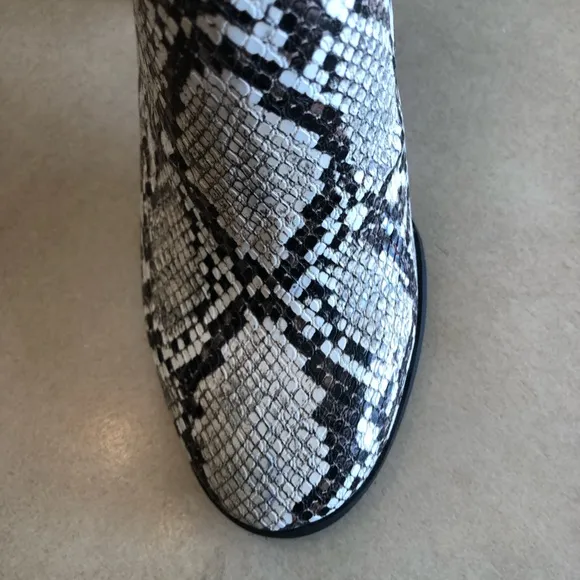 KENNETH COLE Womens Ivory Snake Skin-Print Justin Round Toe Block Heel Boots 6.5