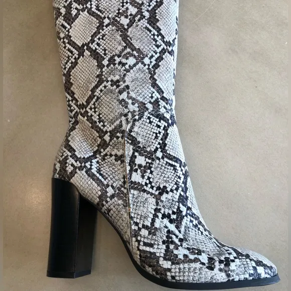 KENNETH COLE Womens Ivory Snake Skin-Print Justin Round Toe Block Heel Boots 6.5
