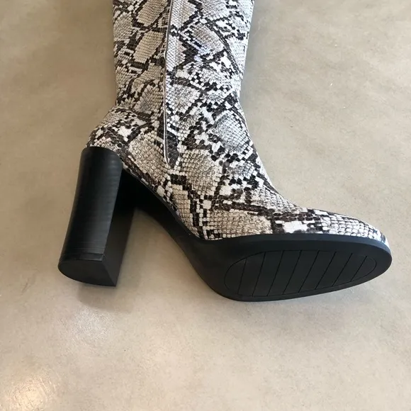 KENNETH COLE Womens Ivory Snake Skin-Print Justin Round Toe Block Heel Boots 6.5