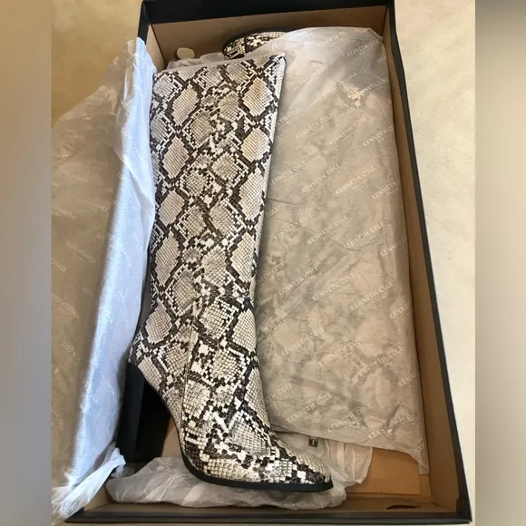 KENNETH COLE Womens Ivory Snake Skin-Print Justin Round Toe Block Heel Boots 6.5