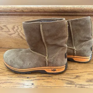 Kids Ugg Waterproof Boots in brown suede size 3 VGUC