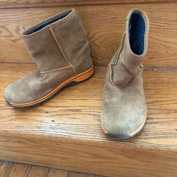 Kids Ugg Waterproof Boots in brown suede size 3 VGUC