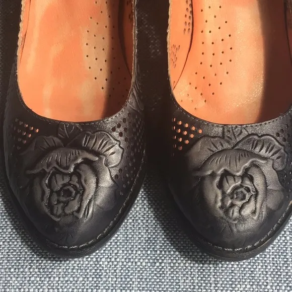 L’ Artiste Spring Step Rositta Tooled Rose Pump 2 1/2 Low Heel Rubber Sole 40