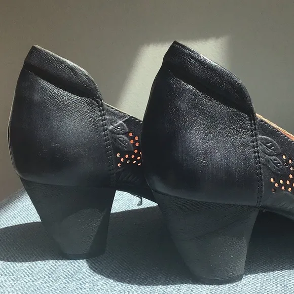 L’ Artiste Spring Step Rositta Tooled Rose Pump 2 1/2 Low Heel Rubber Sole 40