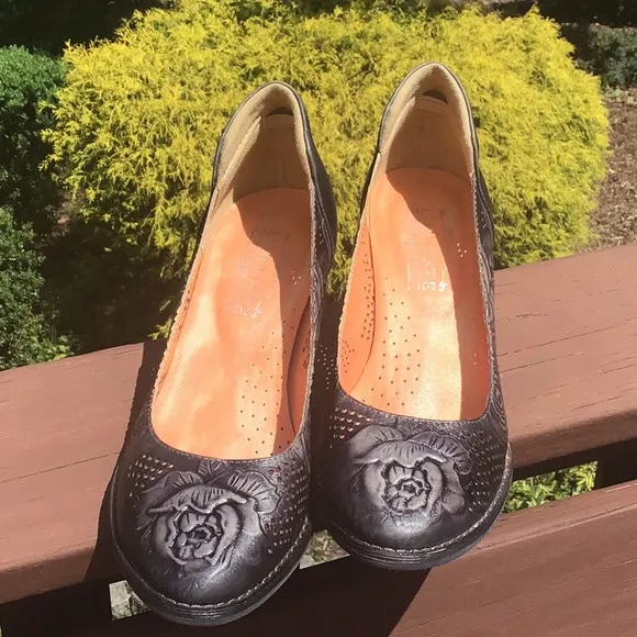 L’ Artiste Spring Step Rositta Tooled Rose Pump 2 1/2 Low Heel Rubber Sole 40