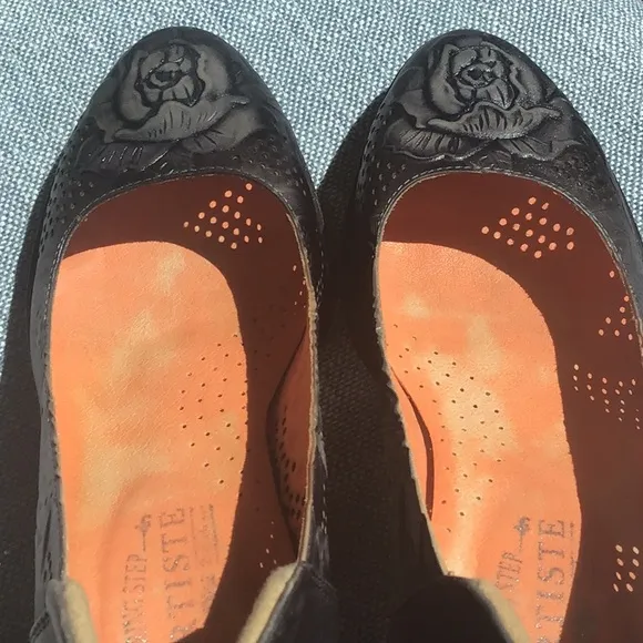L’ Artiste Spring Step Rositta Tooled Rose Pump 2 1/2 Low Heel Rubber Sole 40