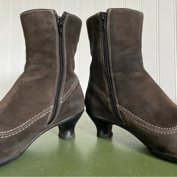 LaCanadienne Square Toe Waterproof Low Heeled Boots/Booties in Brown Suede