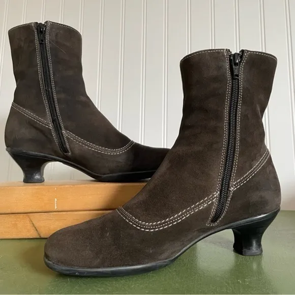 LaCanadienne Square Toe Waterproof Low Heeled Boots/Booties in Brown Suede