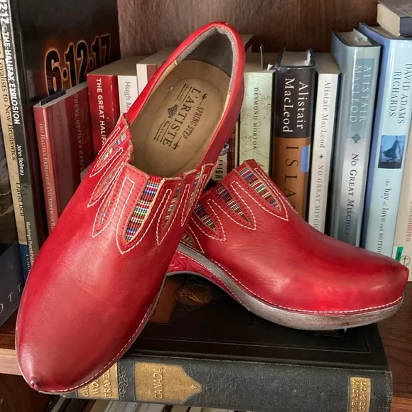 L'ARTISTE by Spring Step 'Scribble' Red Leather Slip On Clog Shoe Women’s Size 9