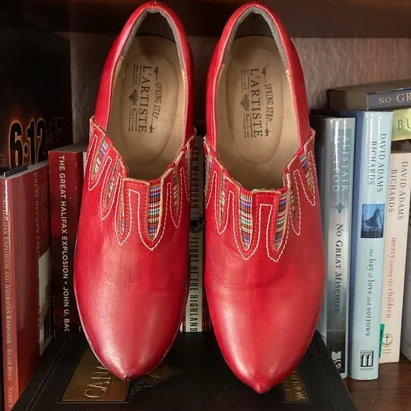 L'ARTISTE by Spring Step 'Scribble' Red Leather Slip On Clog Shoe Women’s Size 9