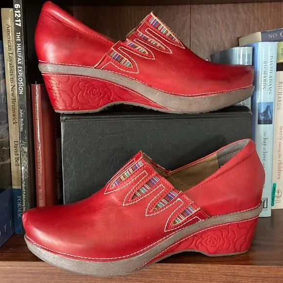 L'ARTISTE by Spring Step 'Scribble' Red Leather Slip On Clog Shoe Women’s Size 9