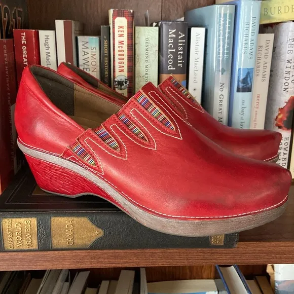 L'ARTISTE by Spring Step 'Scribble' Red Leather Slip On Clog Shoe Women’s Size 9