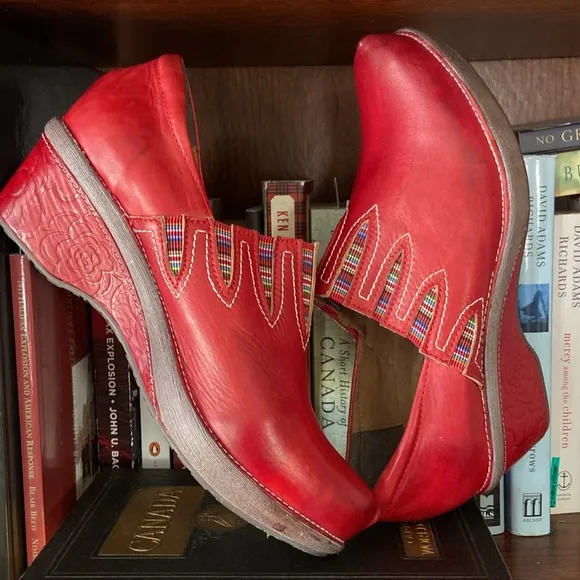 L'ARTISTE by Spring Step 'Scribble' Red Leather Slip On Clog Shoe Women’s Size 9