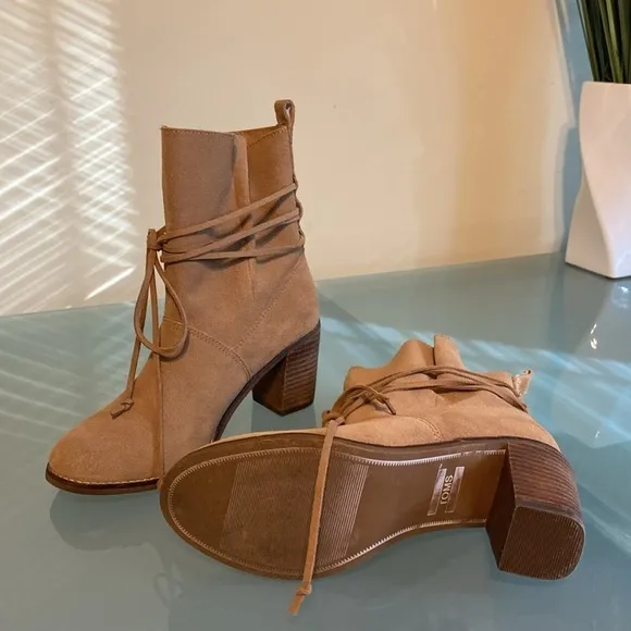 Like NEW Tom’s WIDE Fit Suede Ankle Booties Block Heel Boots Size 7 W