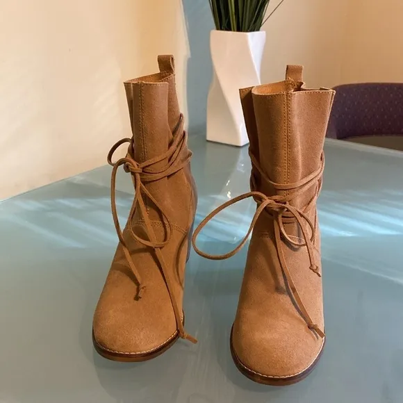 Like NEW Tom’s WIDE Fit Suede Ankle Booties Block Heel Boots Size 7 W